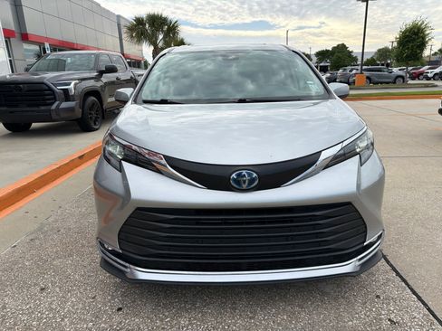 Used 2024 Toyota Sienna XLE FWD image 7