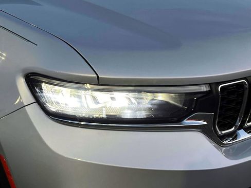 Used 2023 Jeep Grand Cherokee Laredo image 8