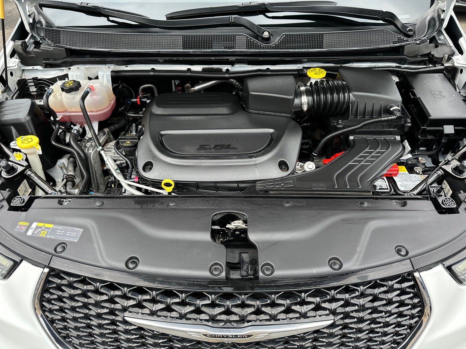 Used 2024 Chrysler Pacifica Touring-L FWD image 7