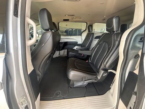 Used 2024 Chrysler Pacifica Touring-L image 33