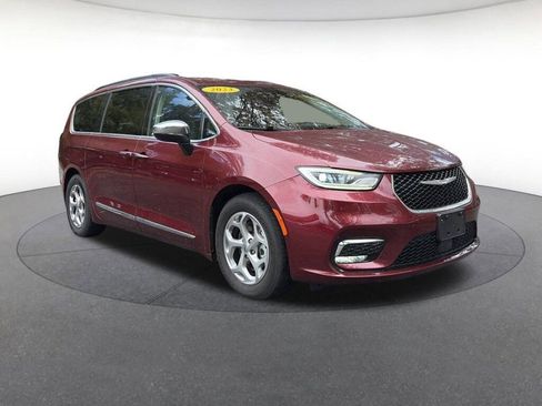 Used 2023 Chrysler Pacifica Limited image 8