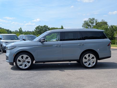 Used 2025 Lincoln Navigator Reserve AWD/4WD image 6