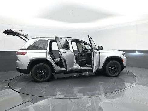 Used 2023 Jeep Grand Cherokee 4WD 4xe image 32