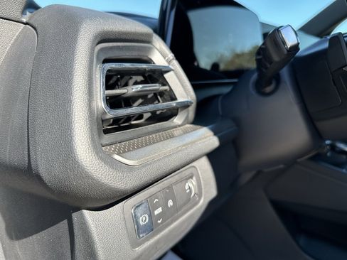 Used 2025 Chevrolet Traverse LT image 23