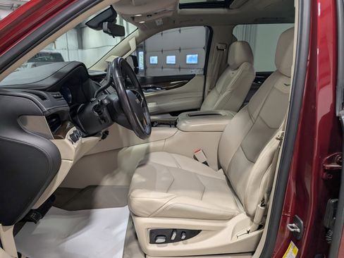 Used 2020 Cadillac Escalade ESV Luxury AWD/4WD image 16