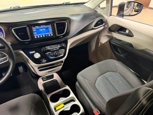 Used 2021 Chrysler Voyager L FWD image 49