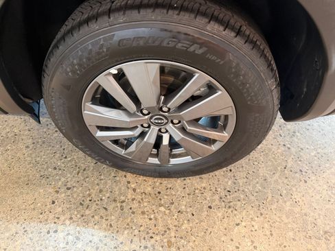 Used 2025 Nissan Pathfinder SV FWD image 32