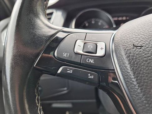 Used 2018 Volkswagen Tiguan SEL AWD/4WD image 11