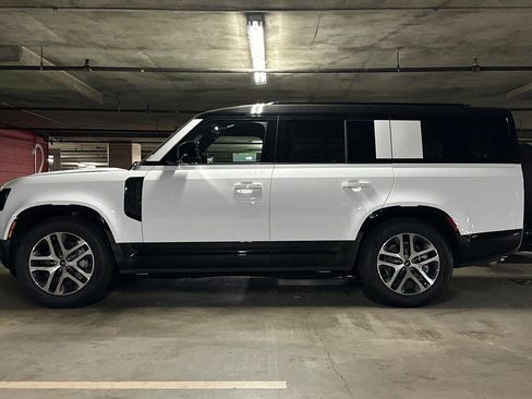 New 2025 Land Rover Defender 130 X-Dynamic SE AWD/4WD image 2