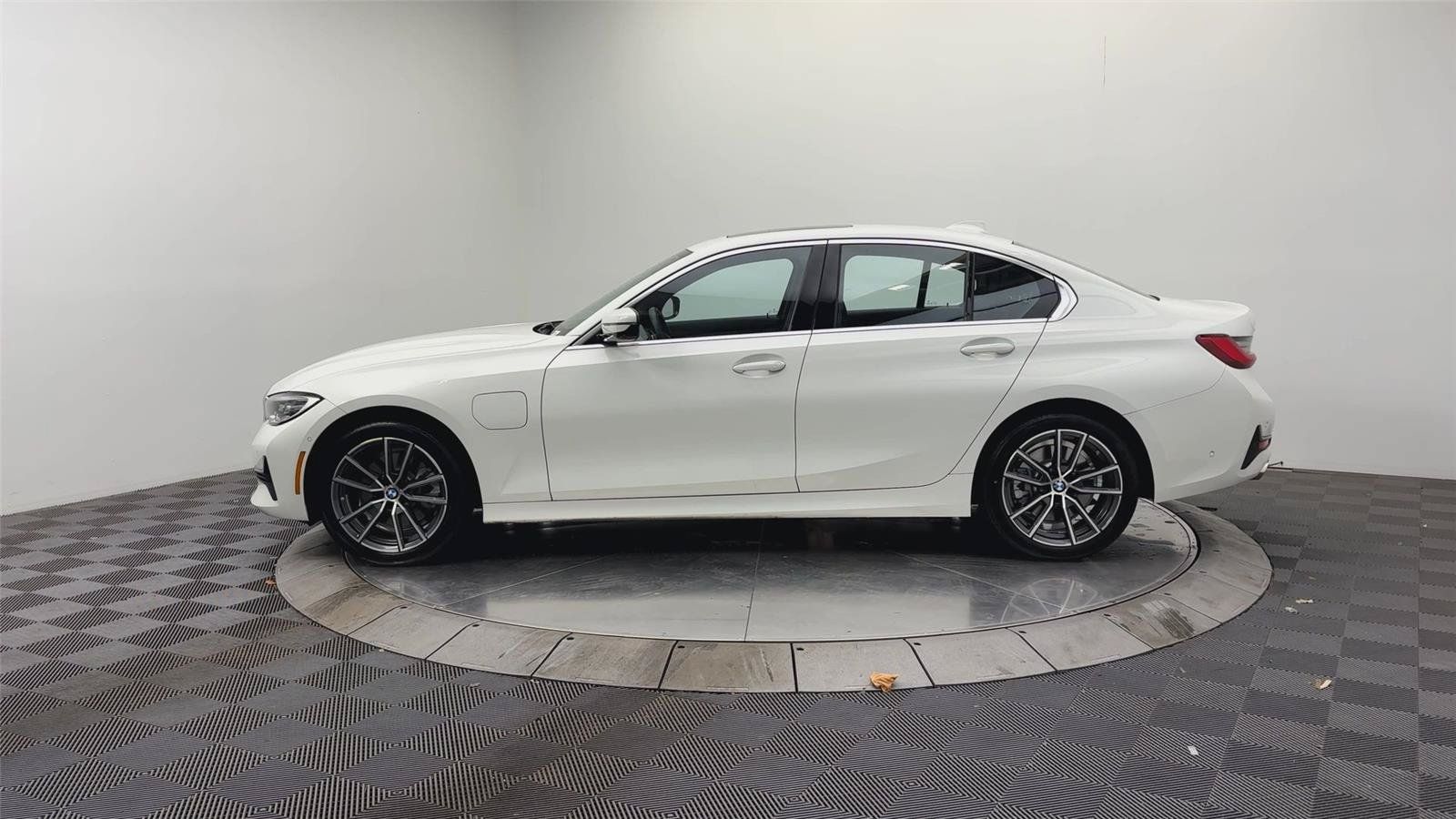 Used 2021 BMW 330e xDrive w/ Convenience Package AWD/4WD image 11