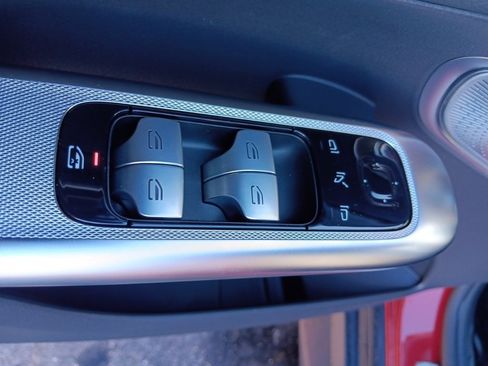 Used 2024 Mercedes-Benz GLC 300 4MATIC image 11