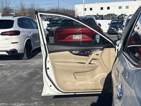 Used 2017 Nissan Rogue SL w/ SL Premium Package image 16