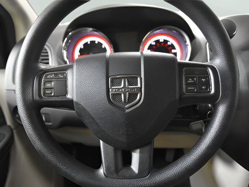 Used 2019 Dodge Grand Caravan SE w/ UConnect Hands-Free Group image 18