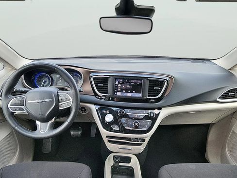 Used 2023 Chrysler Voyager LX FWD image 9