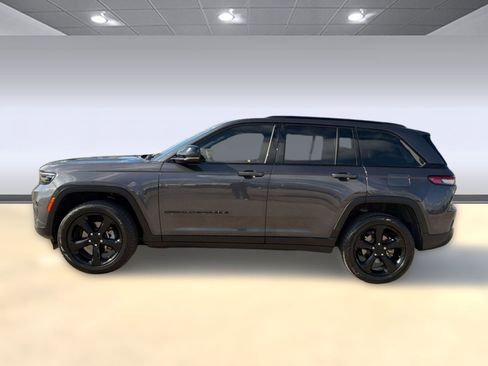 Used 2023 Jeep Grand Cherokee Altitude image 2