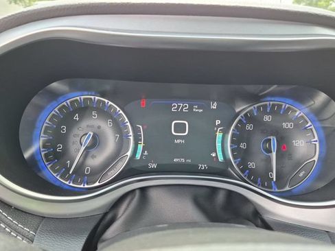 Certified 2025 Chrysler Pacifica Limited FWD image 18