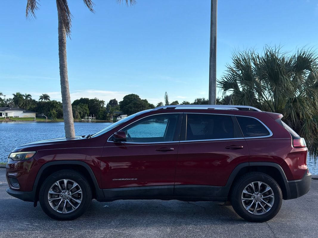 Used 2019 Jeep Cherokee Latitude Plus w/ Cold Weather Group AWD/4WD image 2