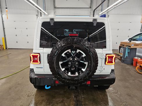 Used 2024 Jeep Wrangler Unlimited Rubicon 4xe AWD/4WD image 9