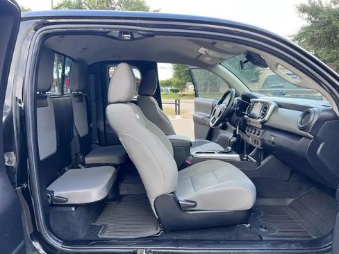 Used 2022 Toyota Tacoma SR5 w/ SR5 Appearance Package (SM) AWD/4WD image 19