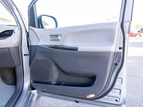 Used 2018 Toyota Sienna XLE image 13