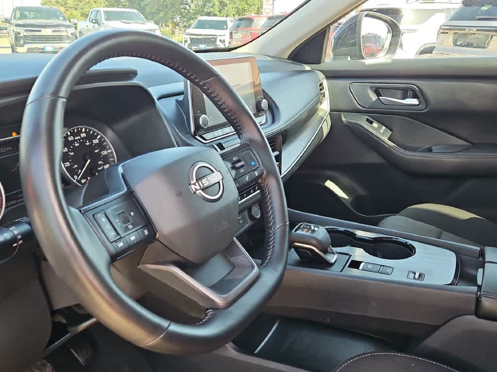Used 2025 Nissan Rogue SV FWD image 10