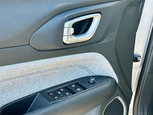 Used 2023 Jeep Compass Latitude image 17