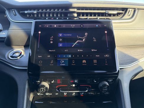 Used 2024 Jeep Grand Cherokee Limited w/ Black Appearance Package image 7