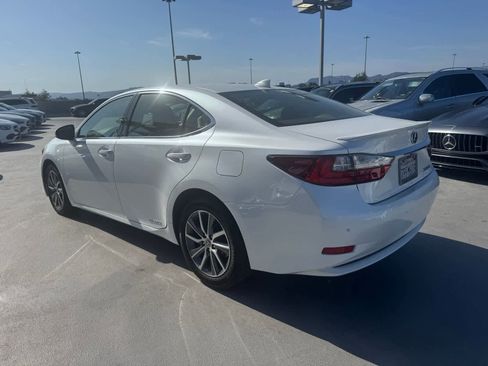 Used 2016 Lexus ES 300h w/ Luxury Package w/Wood Trim FWD image 4