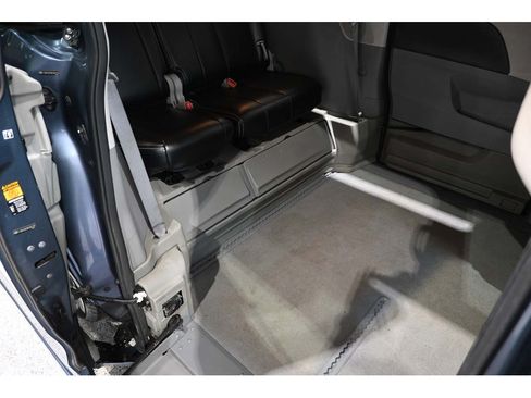 Used 2013 Toyota Sienna LE FWD image 18