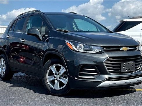 Used 2017 Chevrolet Trax LT w/ Driver Confidence Package FWD image 2