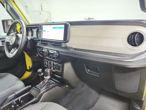 Used 2024 Jeep Wrangler Unlimited Sahara AWD/4WD image 36