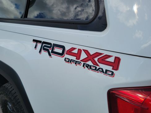 Used 2017 Toyota Tacoma TRD Off-Road image 32