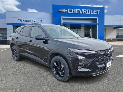 New 2026 Chevrolet Trax LT w/ Sunroof Package FWD image 2