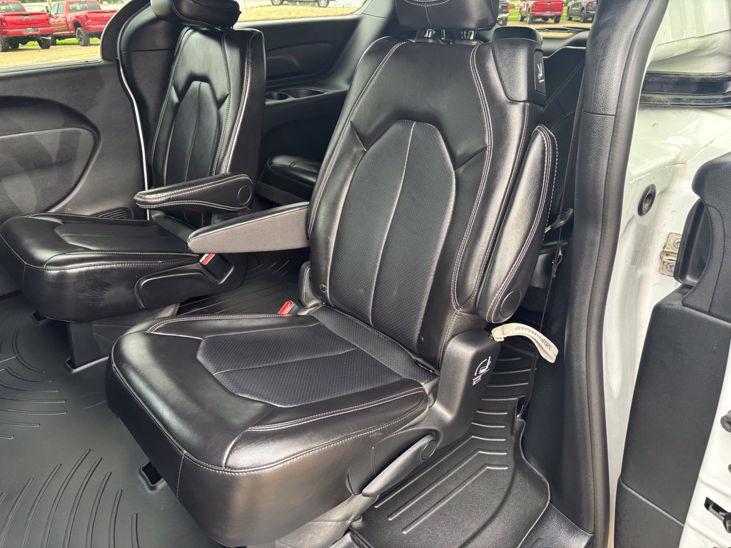 Used 2025 Chrysler Pacifica Select FWD image 9
