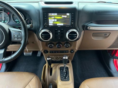 Used 2013 Jeep Wrangler Unlimited Rubicon image 23