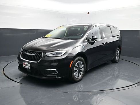 Used 2024 Chrysler Pacifica Select image 4