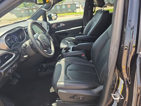 Used 2025 Chrysler Pacifica Select FWD image 5