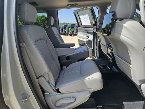 Used 2022 Jeep Wagoneer Series III w/ Premium Group I AWD/4WD image 24