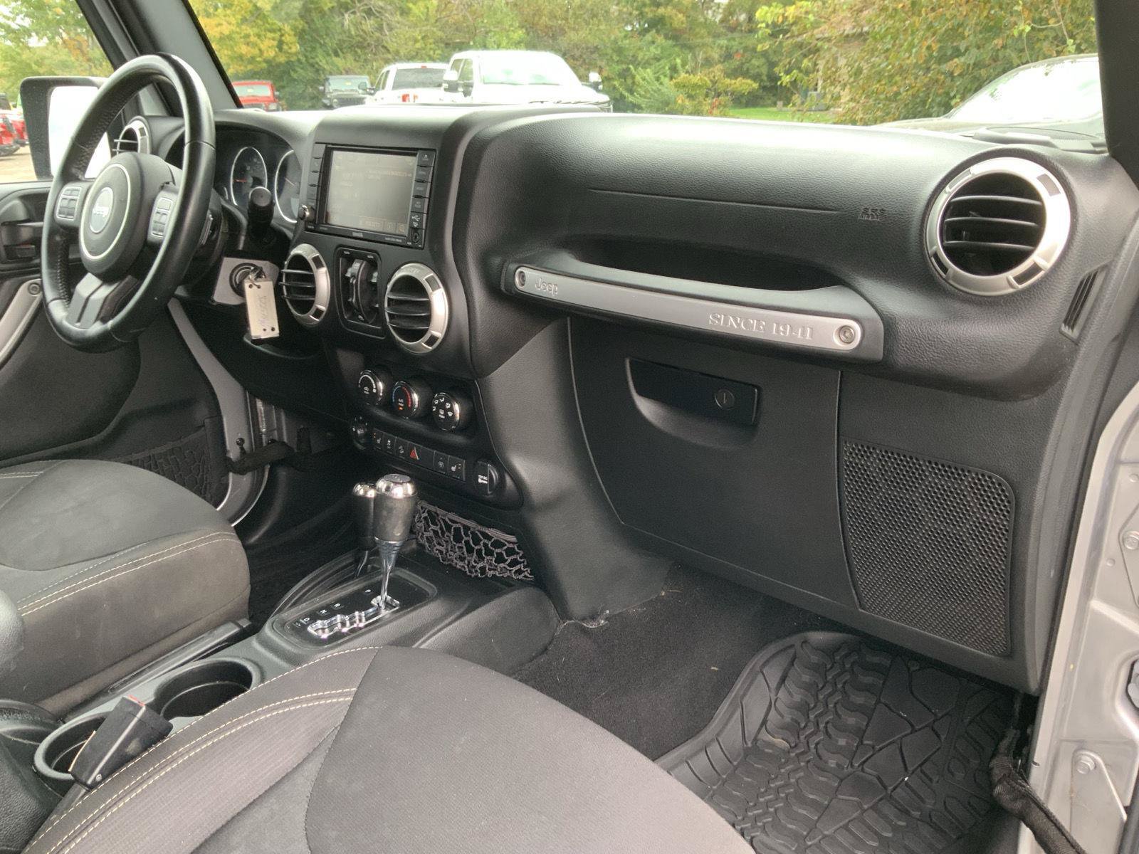 Used 2017 Jeep Wrangler Unlimited Rubicon w/ Cold Weather Group AWD/4WD image 49