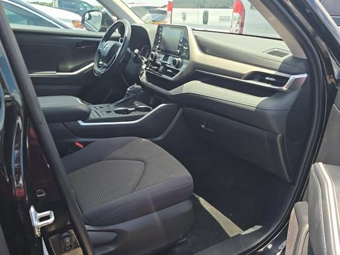 Used 2022 Toyota Highlander LE AWD/4WD image 18