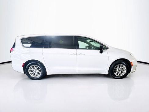 Used 2024 Chrysler Pacifica Touring-L FWD image 4