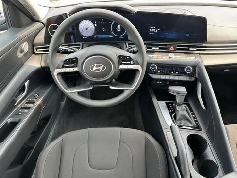 Used 2024 Hyundai Elantra SEL FWD image 12