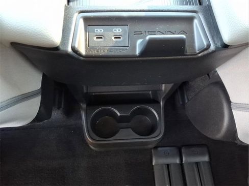 Used 2025 Toyota Sienna LE image 20