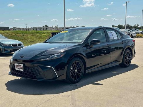 Used 2025 Toyota Camry SE w/ Convenience Package FWD image 7