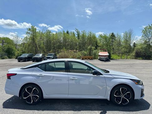 Used 2023 Nissan Altima 2.5 SR FWD image 12
