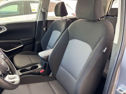 Used 2025 Kia Soul LX w/ LX Technology Package FWD image 36