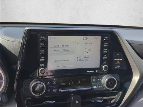 Used 2020 Toyota Highlander LE FWD image 23