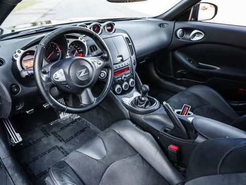 Used 2010 Nissan 370Z Touring image 2