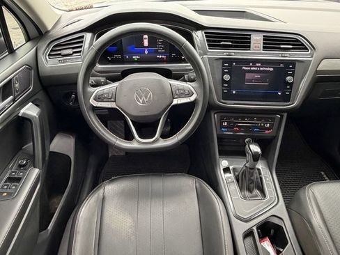 Used 2023 Volkswagen Tiguan SE w/ Panoramic Sunroof Package FWD image 15