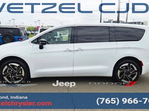 New 2027 Chrysler Pacifica Limited AWD/4WD image 4